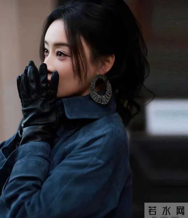 38岁袁姗姗也太会穿了吧！蓝色麂皮大衣美到挪不开眼