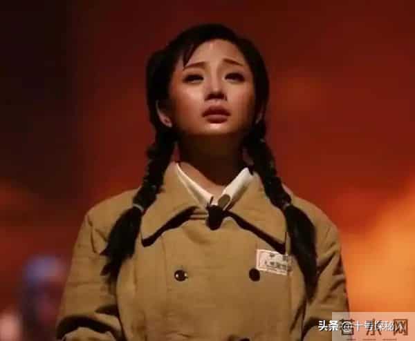 她是演员中的女富豪,多辆豪车轮流开,现在45岁却活得像20岁