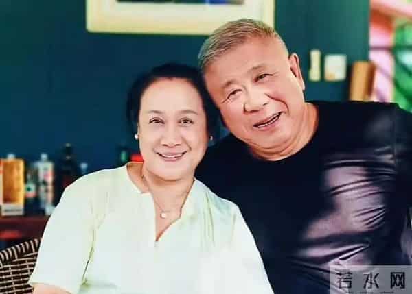 原来他俩是夫妻，被老婆领导了一辈子，68岁住大别墅却仍坚持拍戏