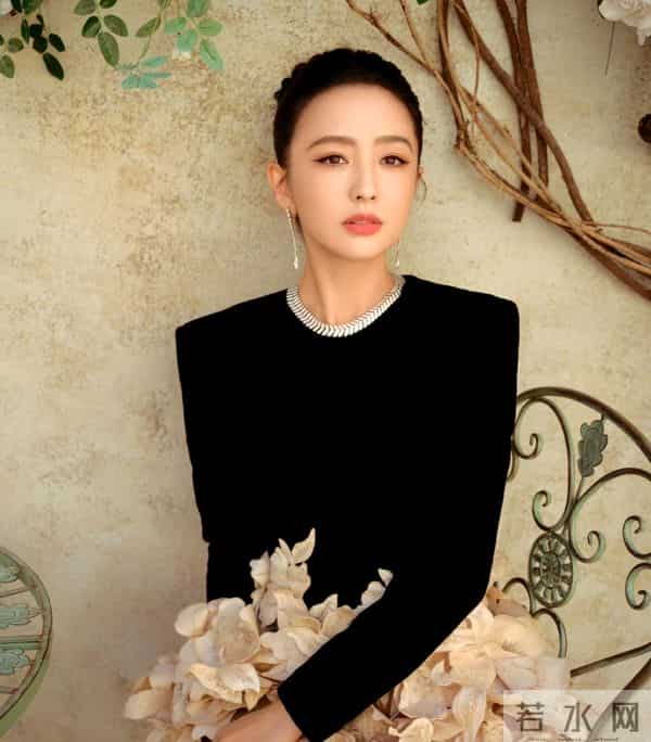 精修图VS生图:关晓彤膀大腰圆,倪妮老气了不少,辛芷蕾选错裙子