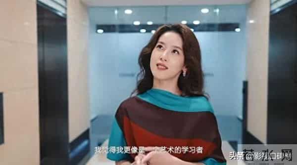 出席艺术晚宴,章泽天穿洒红色裙显成熟,朱珠穿中式外套沉稳大气