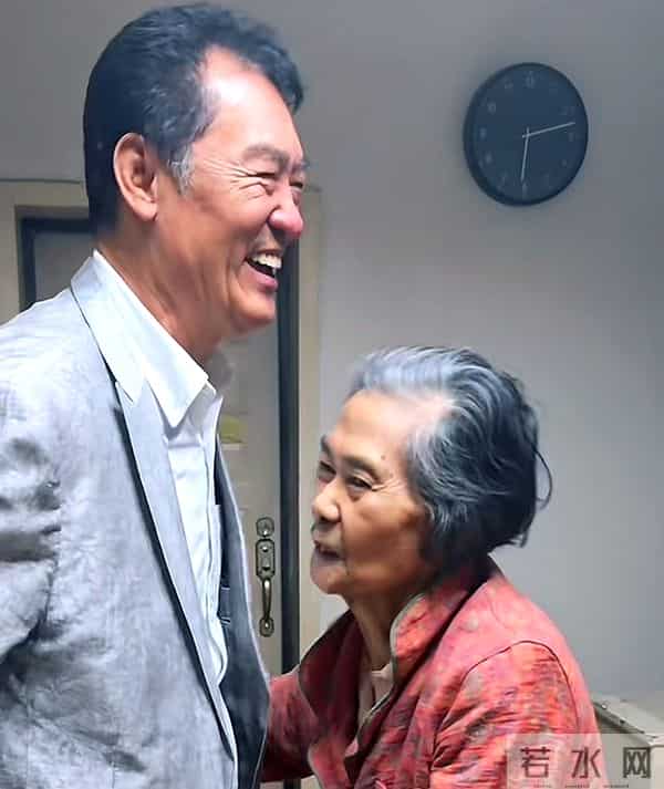 祝延平探望张子健前妻母亲！紧拉手暖心叮嘱，眼含泪水始终未释怀
