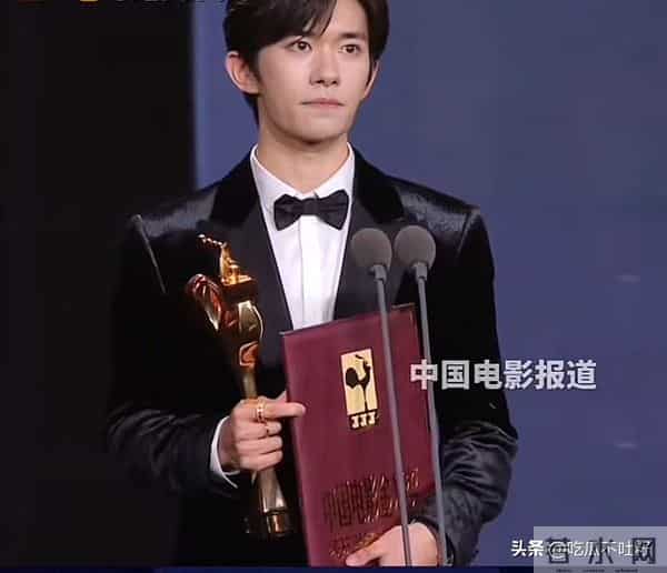 四次提名终圆梦！24岁的易烊千玺金鸡奖封帝，黄磊说的话果然没错
