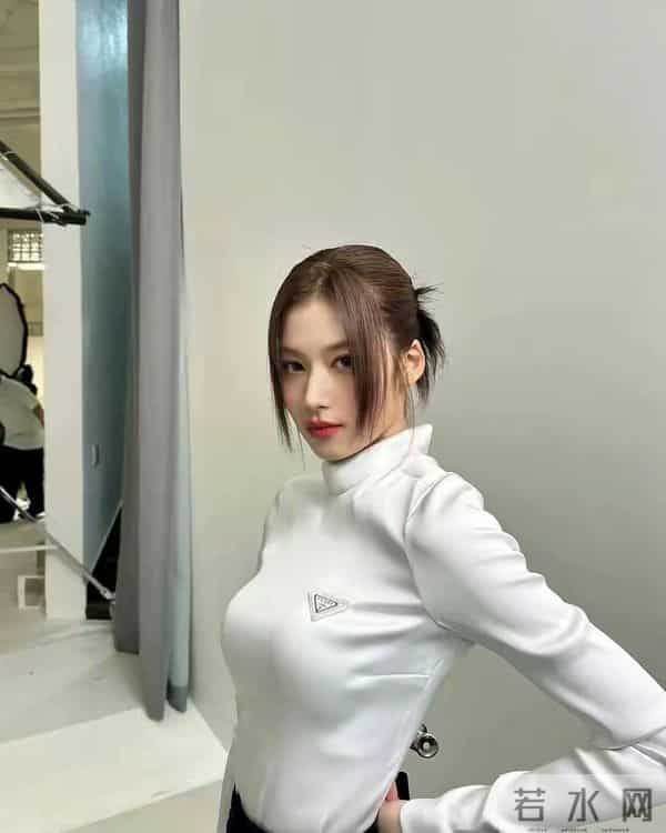 谁懂啊!sana老婆藏不住的好身材!超模也不过如此吧!