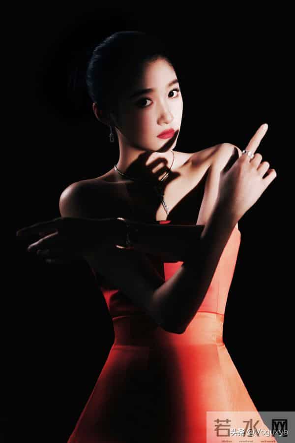 关晓彤到底什么时候可以放弃肩颈线条