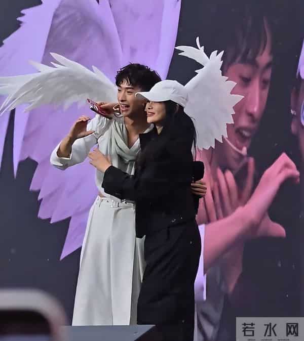 面相变了!伊能静现身艺术论坛皮松肉垮,穿奶奶裤难掩疲态显老态