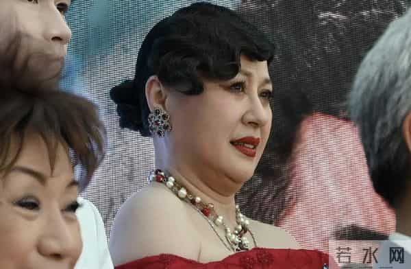 香港知名女星觅第二春,未婚生女当单亲妈妈多年,惨遭前任家暴