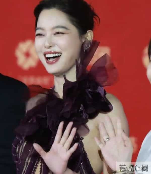 金鸡奖红毯:关晓彤衣服太丑,叶童装嫩,宋佳大露背,倪妮赢麻了