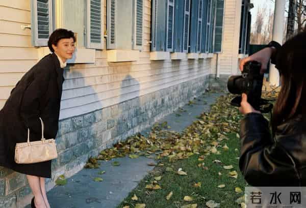 吴越晒冬日美照并黑大衣配白内搭配短卷发,气质温婉又高级