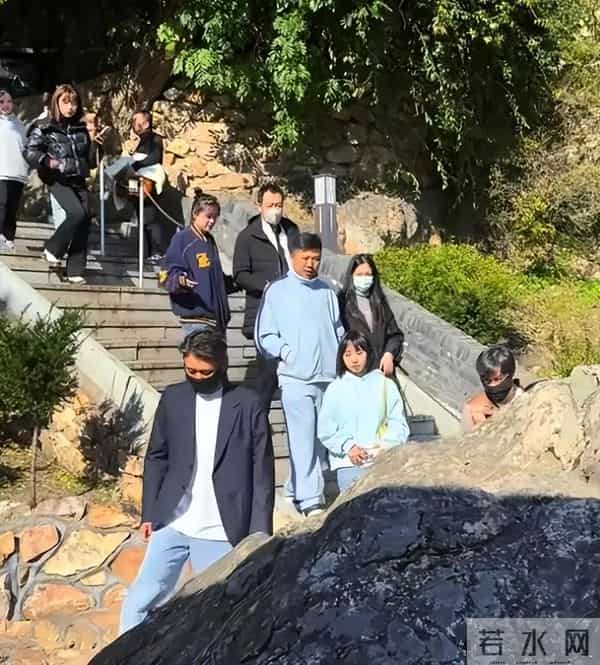 辛柏青带女儿出行，女儿长相漂亮