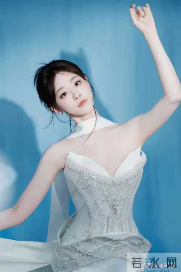 祝绪丹 白白嫩嫩，水水润润，自带发光滤镜！这状态绝了～