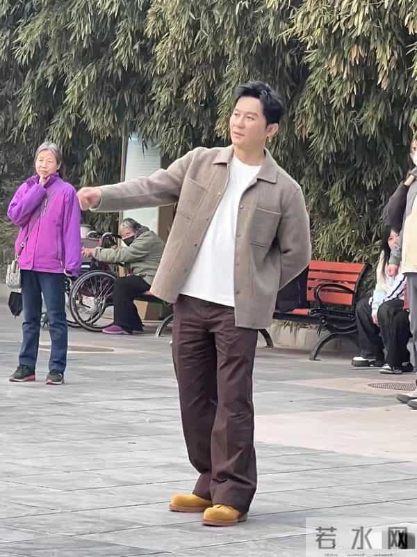 46岁李晨北京公园被偶遇，帅气有型魅力足，引得一群大妈热情围观