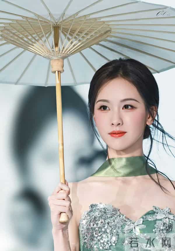 精修图VS生图:关晓彤膀大腰圆,倪妮老气了不少,辛芷蕾选错裙子