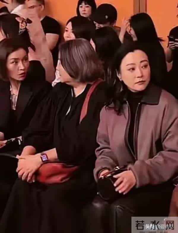 64岁洪晃大变样，瘦了二十斤 背Dior包气质绝，果然人靠衣装马靠鞍