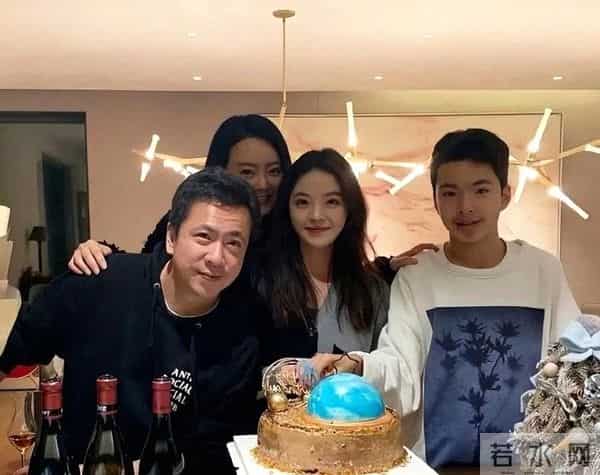 900亿身价蒸发！王中磊携妻子搬出庄园住别墅，妻子被迫接受降级