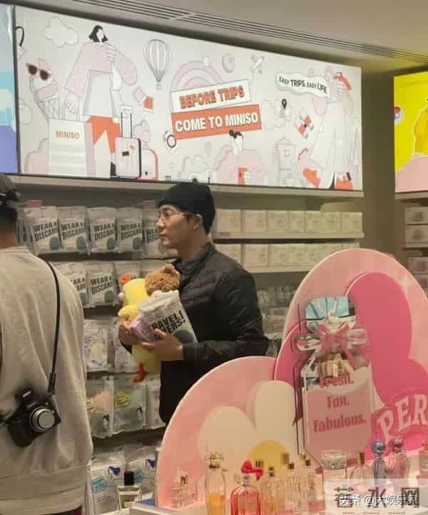 笑到想死！王嘉尔巴黎逛街买日抛内裤！全世界都知道他穿什么尺码