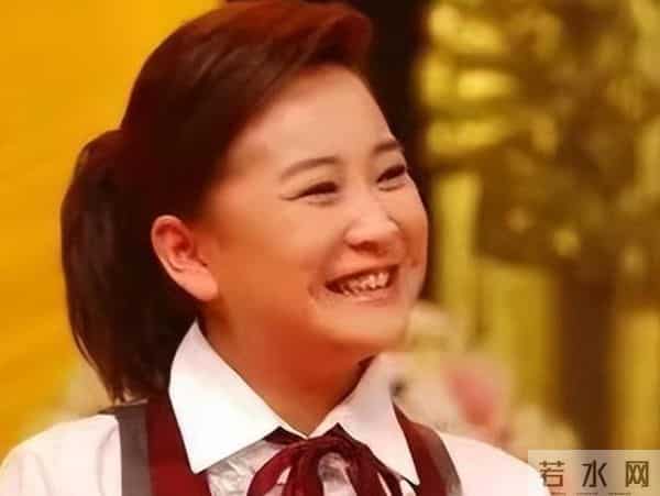 瘦到脱相？43岁的贾玲罕见露面，脸跨不平、又瘦又"颓"，令人唏嘘