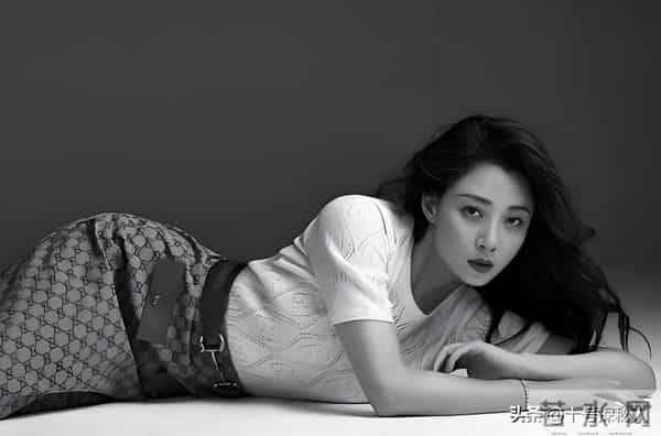 她是演员中的女富豪,多辆豪车轮流开,现在45岁却活得像20岁