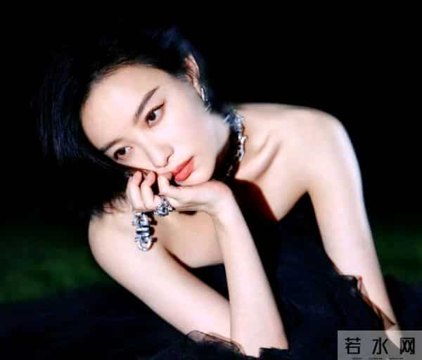 精修图VS生图:关晓彤膀大腰圆,倪妮老气了不少,辛芷蕾选错裙子