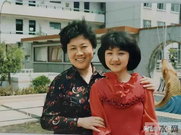 她童星出道，凭借一部电影火遍全国，如今53岁和俩女儿定居日本