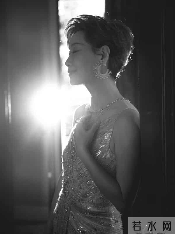 62岁叶童状态好优雅!穿银色亮钻裙亮相金鸡奖红毯,还脚踩恨天高