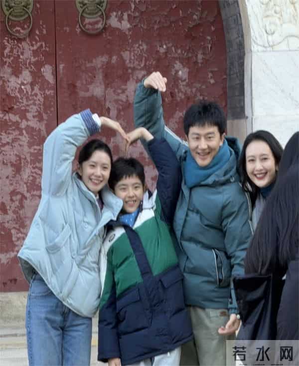 网友北京潭柘寺偶遇刘浩存黄轩拍戏浩存头小脸小好精致黄轩超帅气