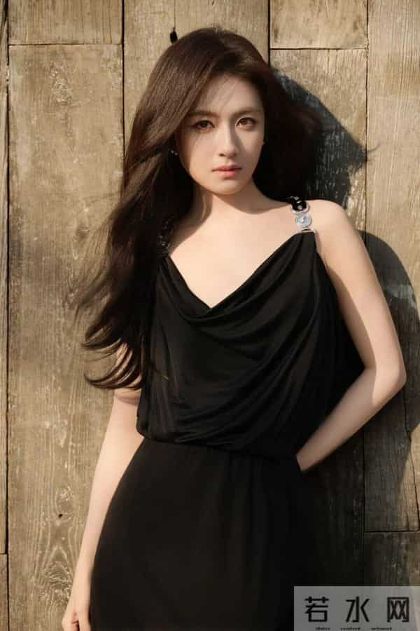 李兰迪穿纯黑吊带裙靠木墙:这 “易碎感贵气”,才是内娱新颜值杀