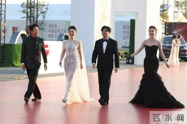 金鸡这晚 佟丽娅美貌惊人 宁静穿搭太灾难 露背装的陈都灵超惊艳