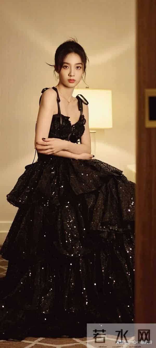 万鹏这黑色吊带写真,太美了