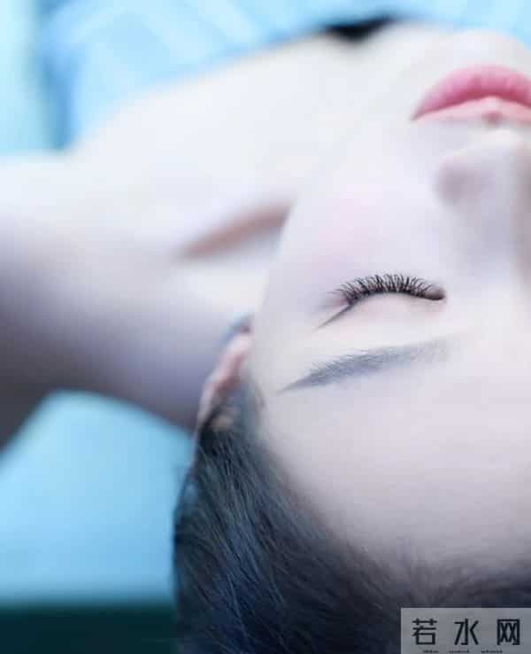 陈都灵身着蓝色套装,简直是行走的“纯欲天花板”!