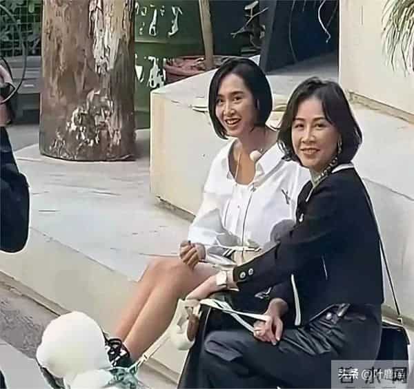 深圳街头偶遇朱茵皮肤黝黑身材矮小腿很短脸很小很年轻看不出52岁