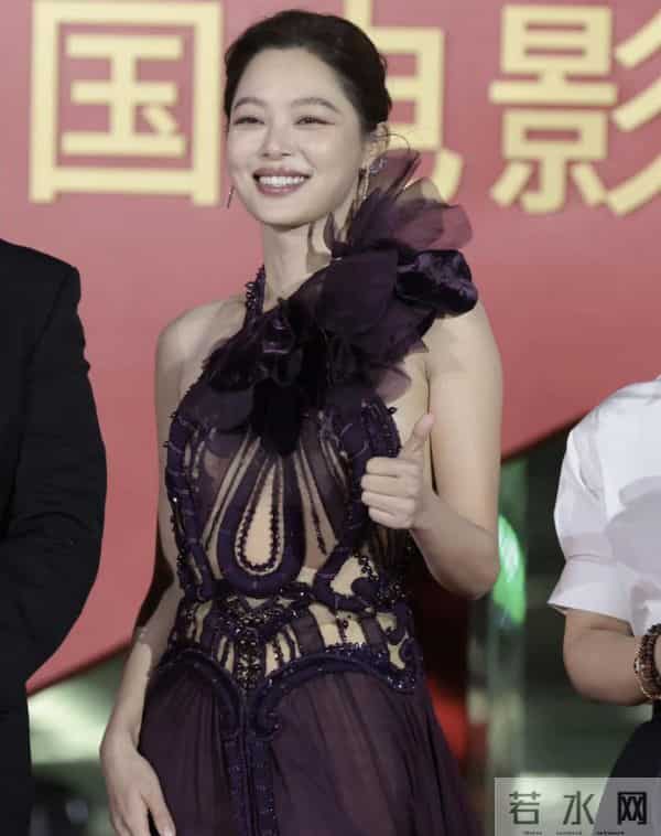 厦门这一夜,美艳四射的辛芷蕾和倪妮,败给了全&39;裹&39;出镜的宁静