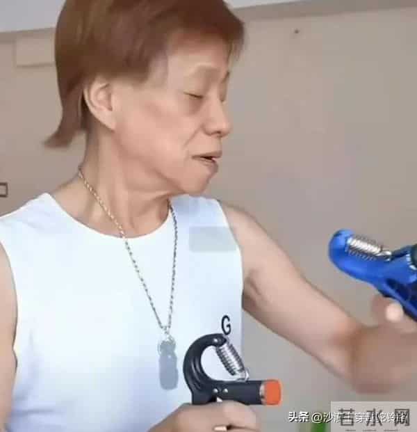 77岁梁小龙和妻子在深圳坐地铁,表情好像没睡醒,看起来没精神气