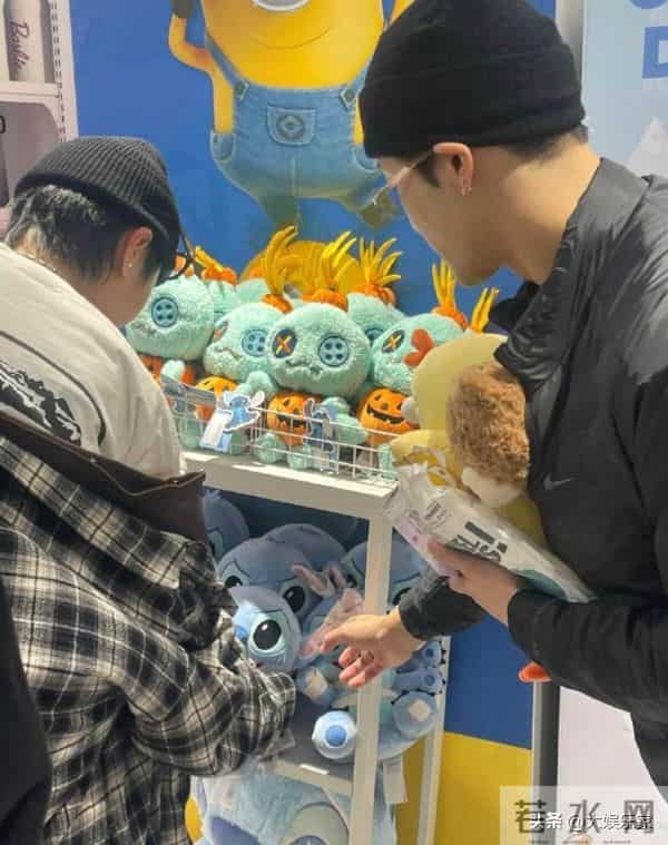 笑到想死！王嘉尔巴黎逛街买日抛内裤！全世界都知道他穿什么尺码