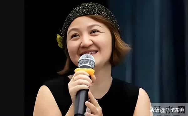 她童星出道，凭借一部电影火遍全国，如今53岁和俩女儿定居日本