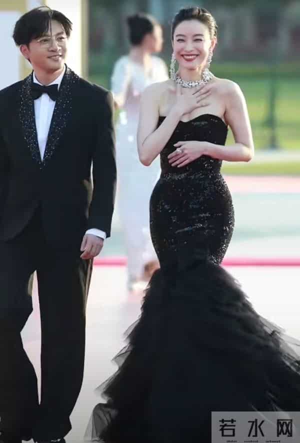 精修图VS生图:关晓彤膀大腰圆,倪妮老气了不少,辛芷蕾选错裙子