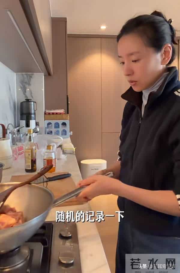 董洁分享日常，买菜做饭接顶顶上下学，私底下特别地干练接地气