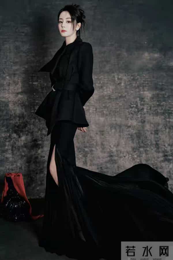 迪丽热巴 黑色绑带高跟鞋,这大长腿也太性感了!