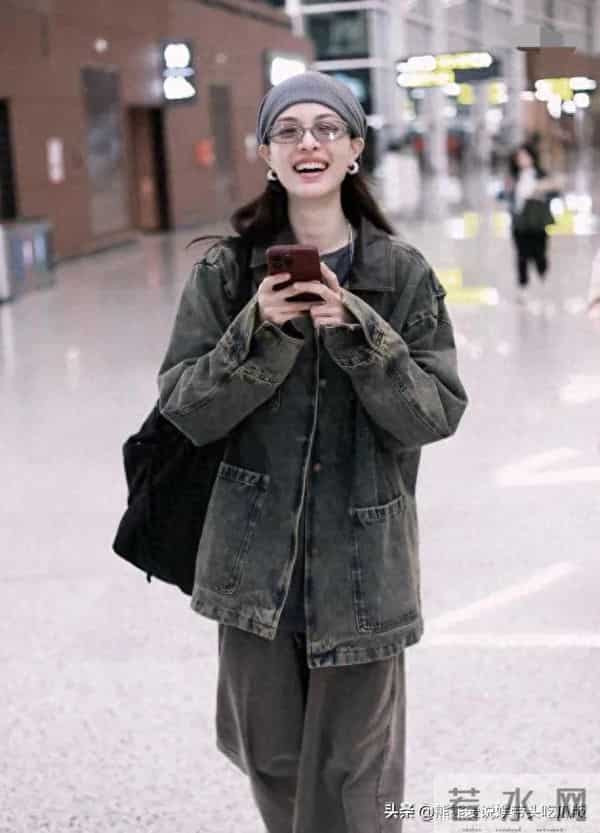 被钟楚曦的衣品折服!穿牛仔外套+阔腿裤+针织帽,时髦又高级!