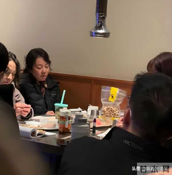 闫妮在沈阳烤肉店,任素汐吐雾抢眼,桌上没肉全是干果!