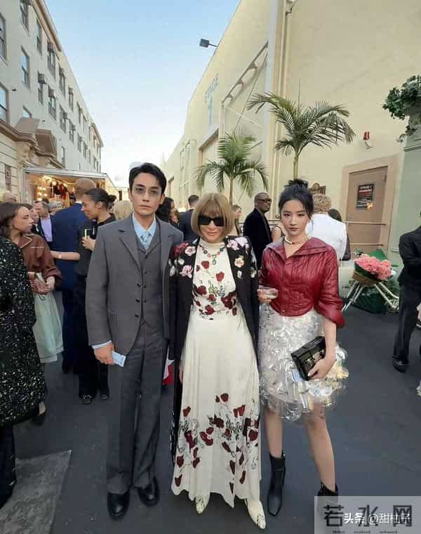 刘亦菲朱一龙洛杉矶同框,37岁朱一龙害羞拘谨,绷得笔直不敢看她