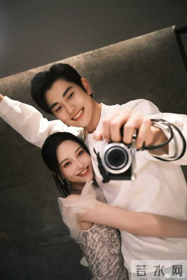 42岁金莎晒“闺房照”!穿Kitty猫睡衣似少女,孙丞潇拍的好可爱