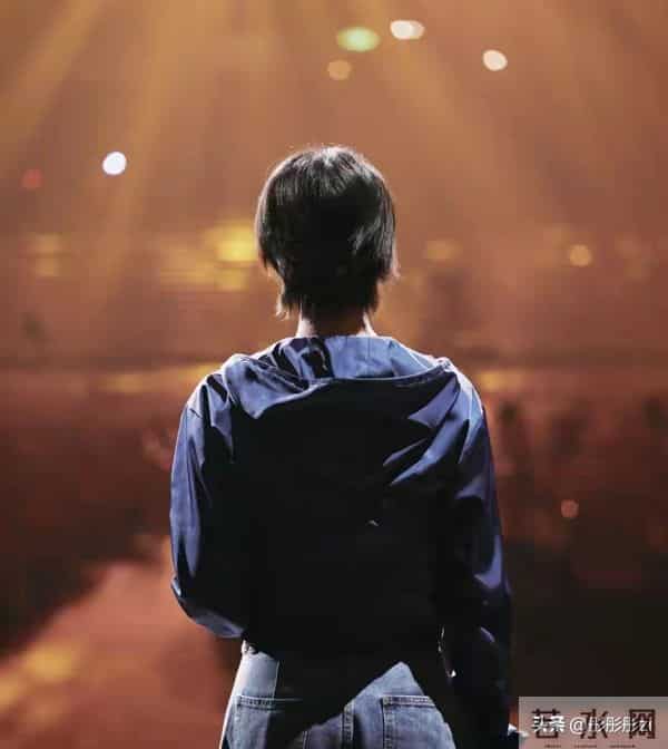 倪妮剪超短发亮相金鸡奖!俏皮利落秒变元气少女,网友:短发封神