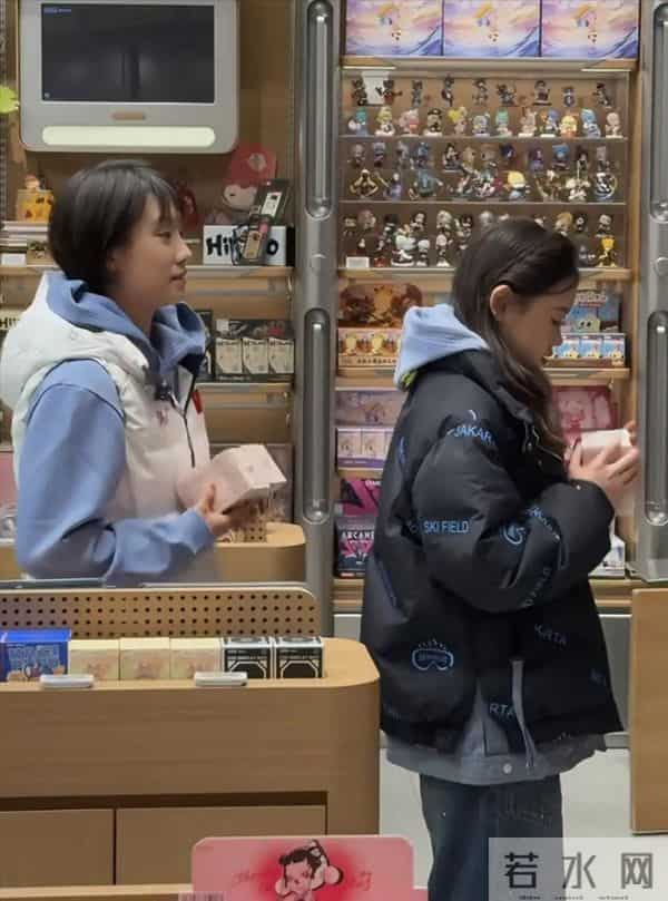 网友北京三里屯偶遇张家齐、苑浩妍逛街 张家齐本人又美又灵 超漂亮