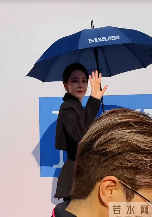 迪丽热巴现身南京!脖子前倾严重依旧在咳嗽,给主持人打伞好暖心