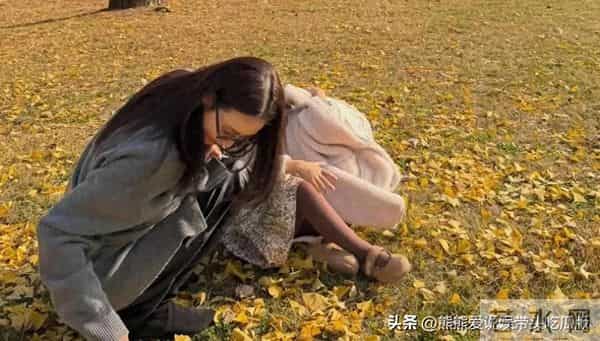 崔智友晒五岁女儿照片，波浪卷发配碎花裙超萌，母女互动好温馨