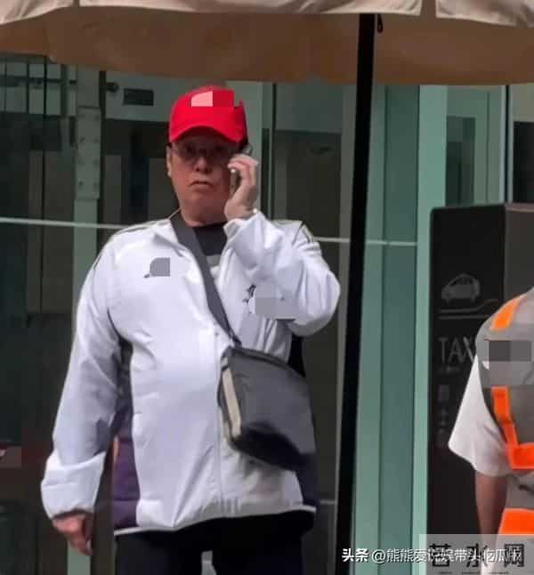 75岁谭咏麟在香港街头等出租车,他的打扮朴素,身形臃肿