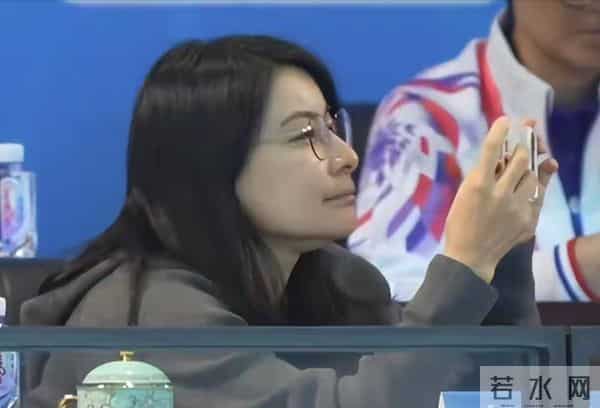 郭晶晶霍启刚全运会合体撒糖！总裁变迷弟狂拍老婆，网友：甜到齁