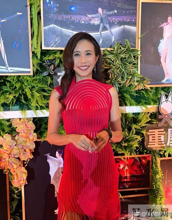 55岁莫文蔚，穿透视裙像大蚊香