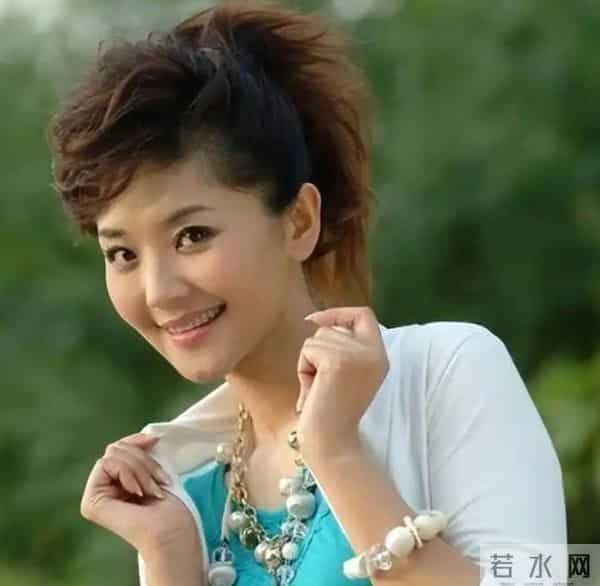 51岁主持人方琼:嫁给电视台领导,21岁儿子不仅长得像她还是学霸